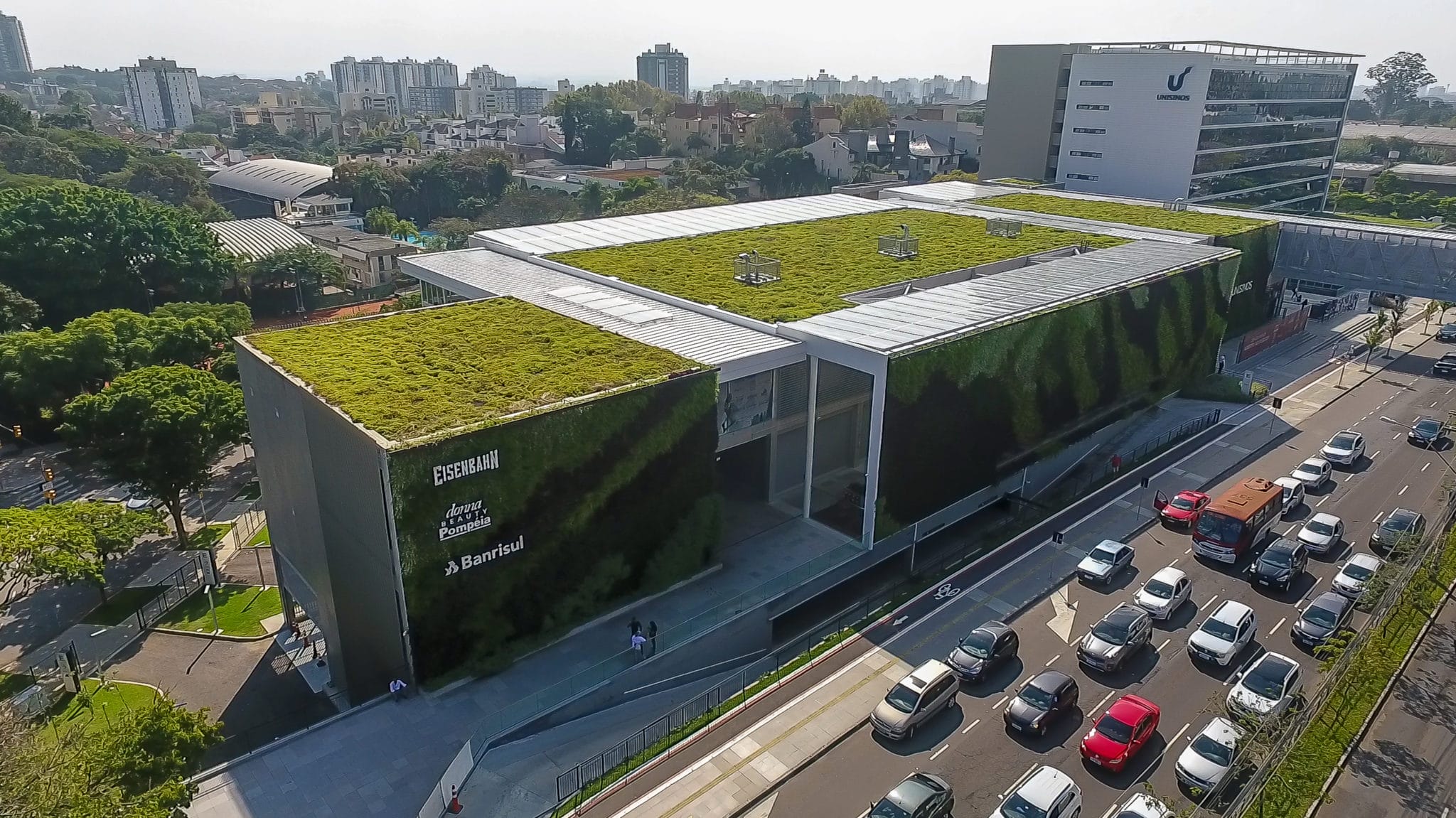 O Sistema Azul e Verde da Ecotelhado promove a drenagem urbana e purifica o ar.