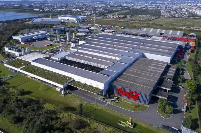 Vista aérea da fábrica da Coca-Cola FEMSA em Porto Alegre com arquitetura verde e urbanística da Ecotelhado.