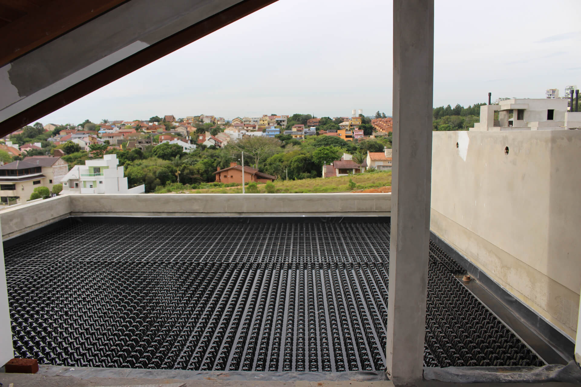 O Sistema Laminar Médio contribui na pontuação de certificações ambientais, como a LEED.