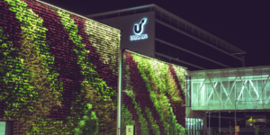 Imagem dos jardins verticais feitos pela Ecotelhado na Universidade Unisinos