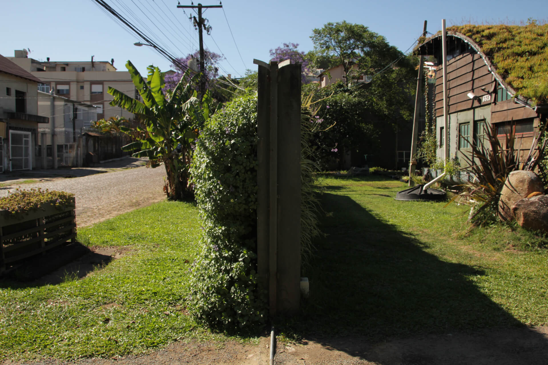 A Ecobarreira Acústica funciona como uma cerca viva autoportante.