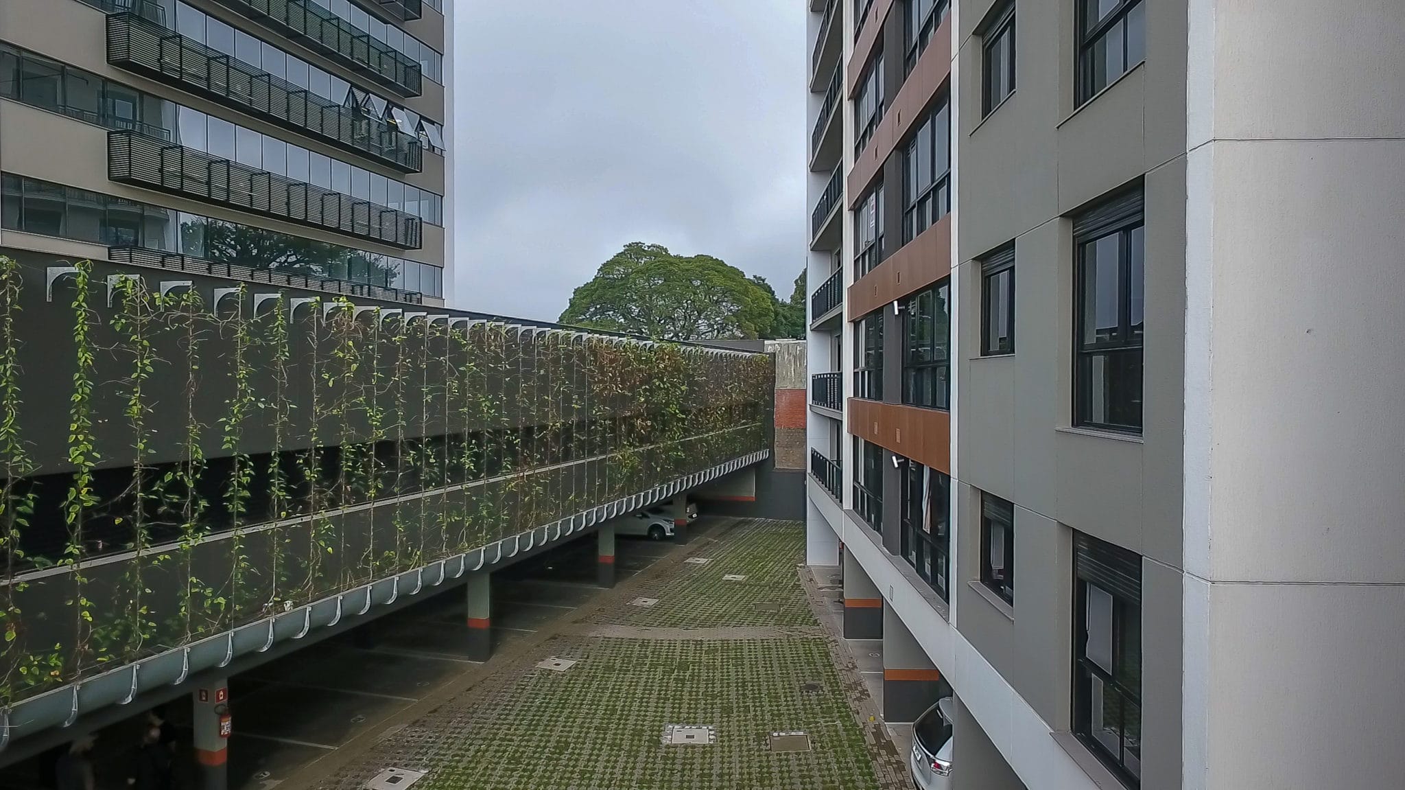O Brise Vegetal Floreira protege as fachadas prediais contra o excesso de energia solar.