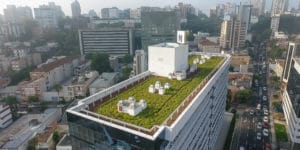 cobertura de um prédio com telhado verde e bacia de detenção