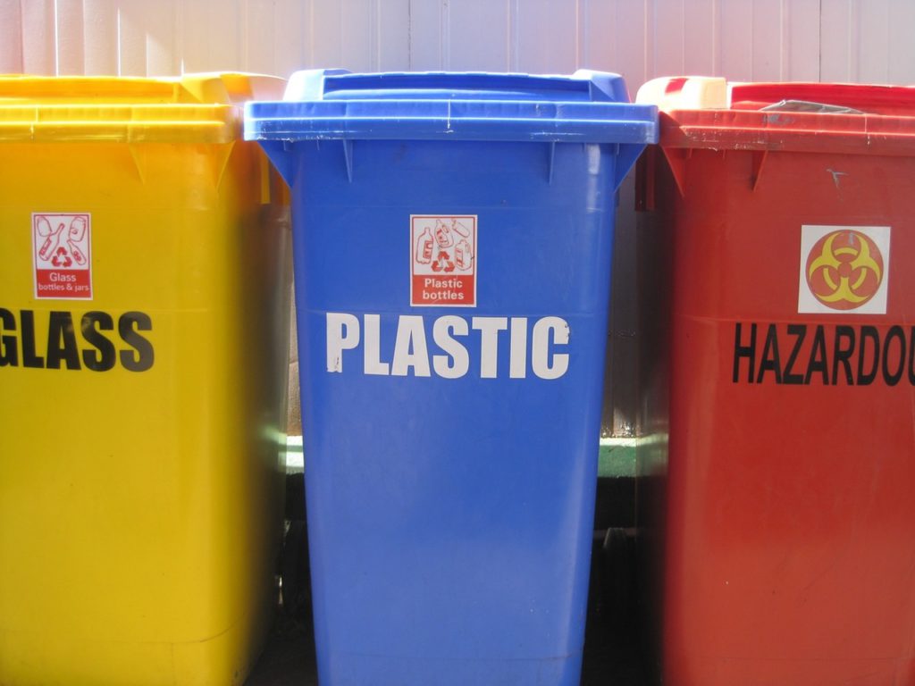 lixeiras coloridas para reciclagem de lixo colaboram com a ecoeficiência
