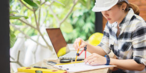 engenheira calculando transmitancia termica em projeto