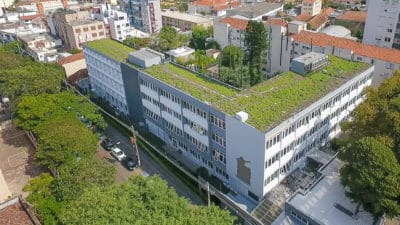 Imagem de um prédio com telhado verde feito pela Ecotelhado para simbolizar telhados verdes