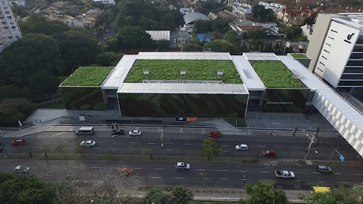 Imagem de um prédio com telhado verde para simbolizar cobertura verde