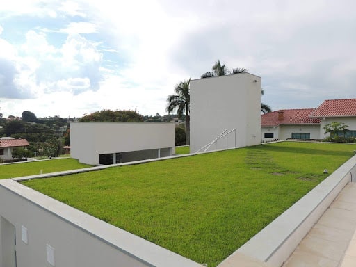 Imagem de um prédio com telhado verde para simbolizar IPTU Verde