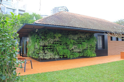 Imagem de uma casa com jardim vertical