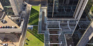 Imagem de cima de prédios com paisagens e telhados verdes para simbolizar a arquitetura paisagística