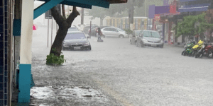 Imagem de uma rua alagada, com carros parados e chovendo para simbolizar a chuva em sao paulo