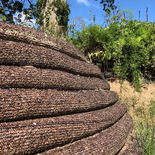 Na diferença de nível entre a rua e a casa o muro de arrimo com pedras