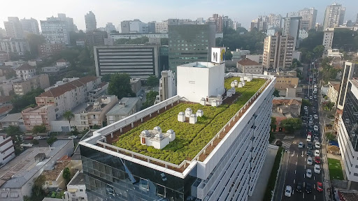 Imagem de um prédio com telhado verde para simbolizar uma drenagem urbana