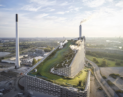 Imagem de um topo de um prédio com telhados verdes para simbolizar o Bjarke Ingels e sua explicação dobre o conceito de sustentabilidade hedonista na arquitetura