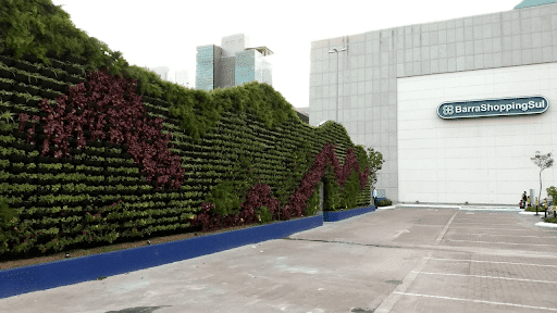 Imagem do muro vegatado do Barra Shopping feito pela Ecotelhado para simbolizar o design biofílico