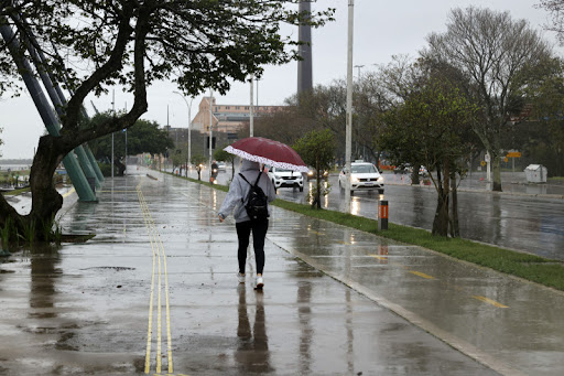 Imagem de um dia chuvoso com as ruas molhadas para simbolizar as soluções para enchentes