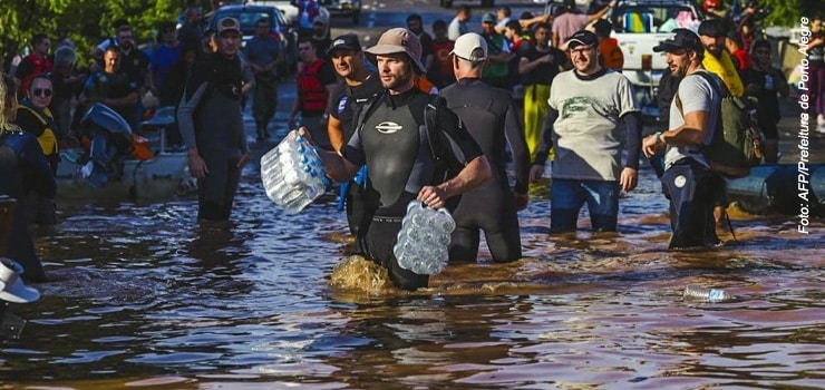 Pessoas na enchente em Porto Alegre