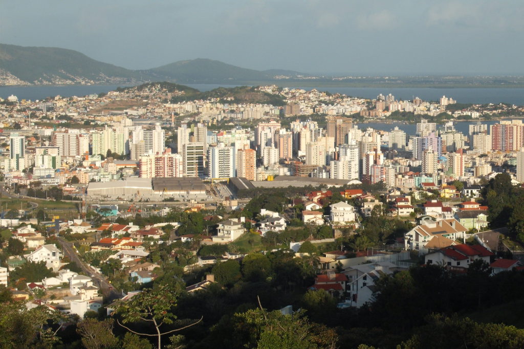 imagem da cidade de São José (SC) em uma vista panorâmica