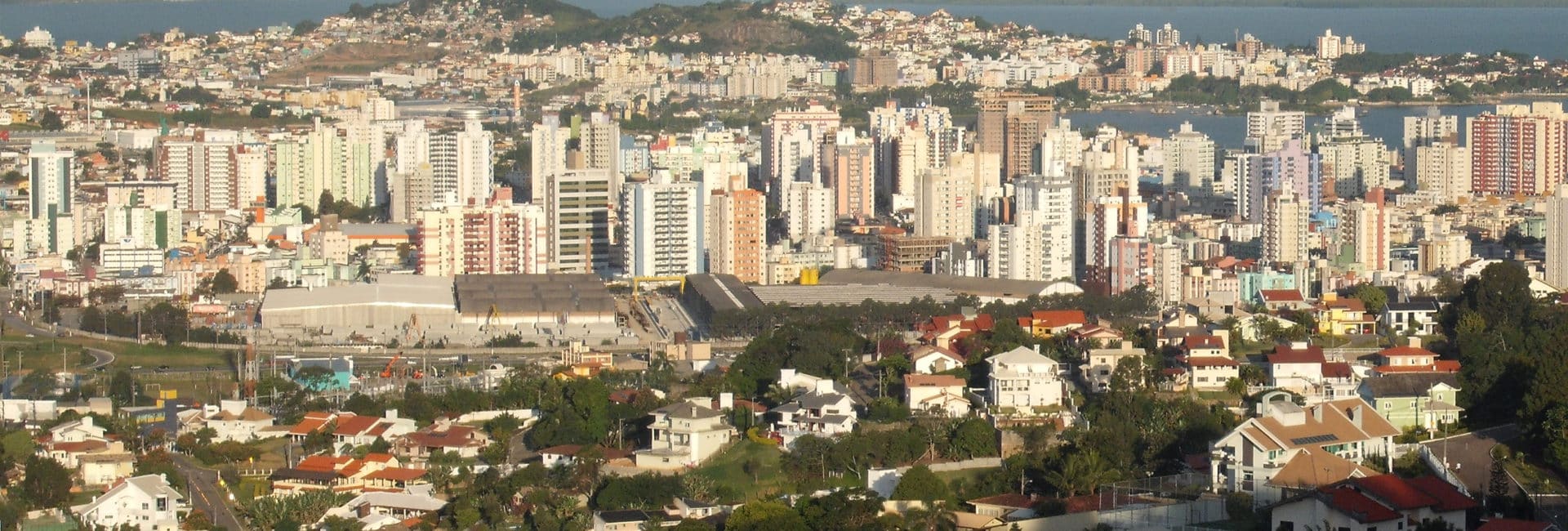 imagem da cidade de São José (SC) em uma vista panorâmica