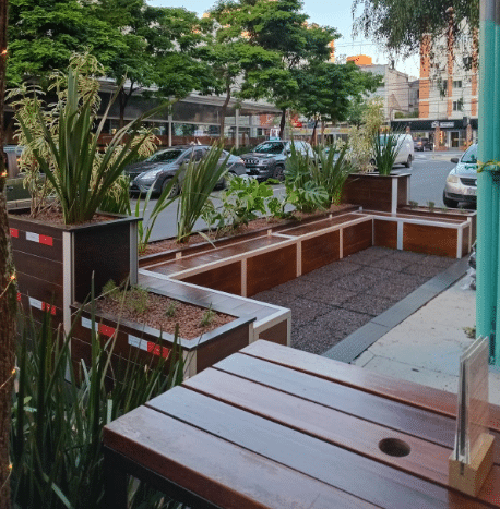 obra de parklets no Zen Sushi em Porto Alegre